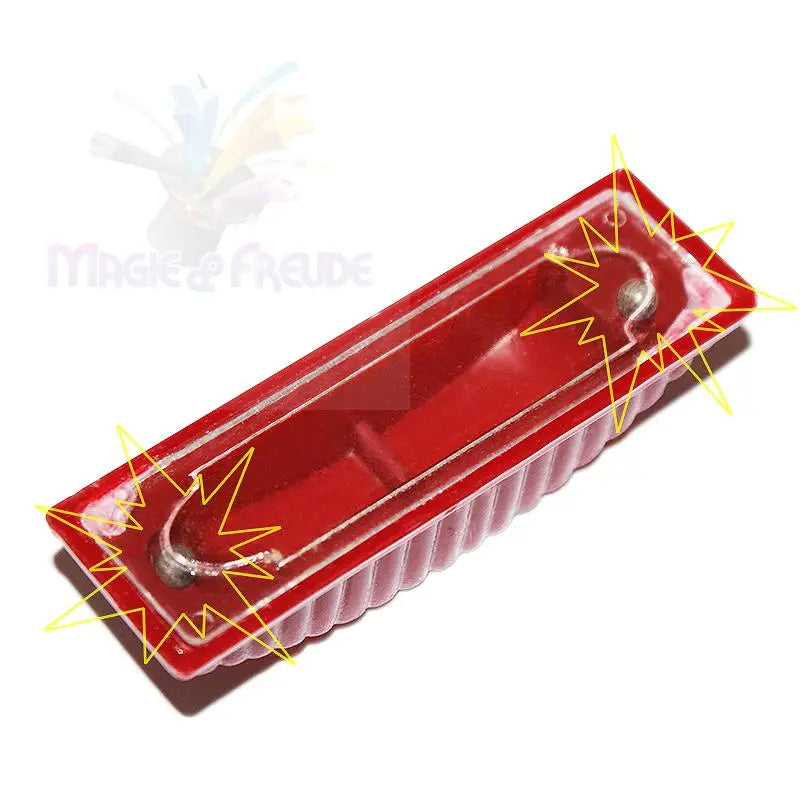 Ein roter Kunststoffbehälter mit durchsichtigem Deckel, in dem sich ein silbernes, U-förmiges Metallobjekt befindet.