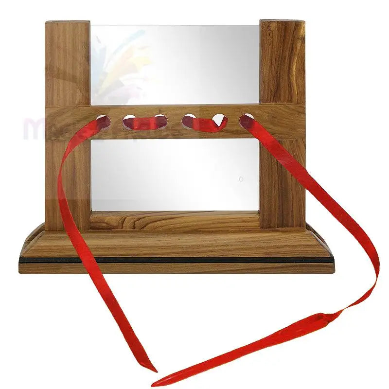 Eine magische Requisite aus Holz mit einer durchsichtigen Platte und rotem Band.