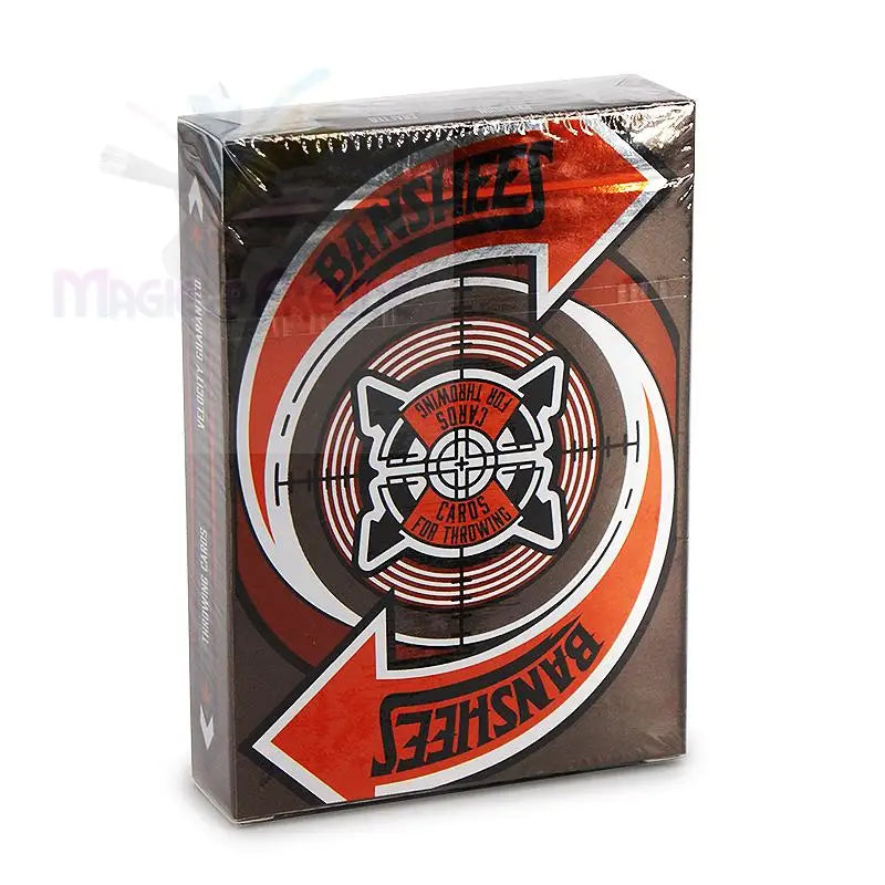 Ein Spiel mit Spielkarten der Marke ’Banshee’, die zum Werfen bestimmt sind und in Plastik eingeschweißt sind.