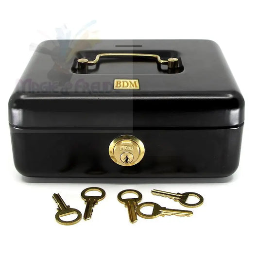 Geldkassette aus schwarzem Metall mit goldenem Griff und Schloss, begleitet von vier Messingschlüsseln.