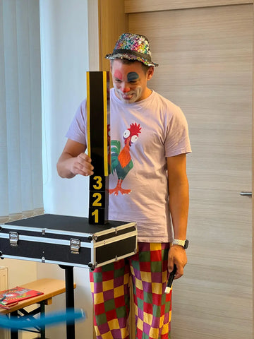 Clown Pepe beim Zaubern in der Sparkasse
