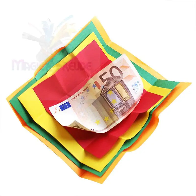 Eine 50-Euro-Banknote, die auf einem Stapel mehrfarbiger Papierquadrate liegt.