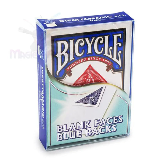 Ein Satz Bicycle-Spielkarten mit leeren Vorderseiten und blauen Rückseiten, in einem durchsichtigen Plastiketui.