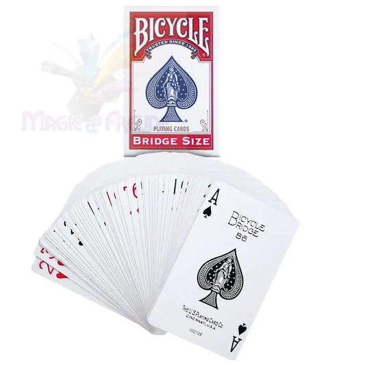 Ein aufgefächertes Deck von Bicycle Bridge Size Spielkarten mit einem Pik-Ass im Vordergrund.