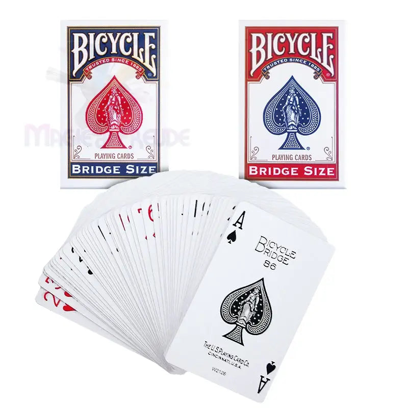 Zwei Decks mit Bicycle Bridge Size Spielkarten und ein aufgefächertes Kartenblatt.