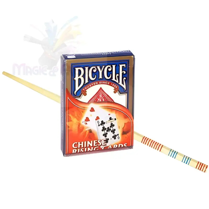 Ein Kartenspiel der Marke Bicycle mit ’Chinese Rising Cards’, durch das ein Essstäbchen läuft.