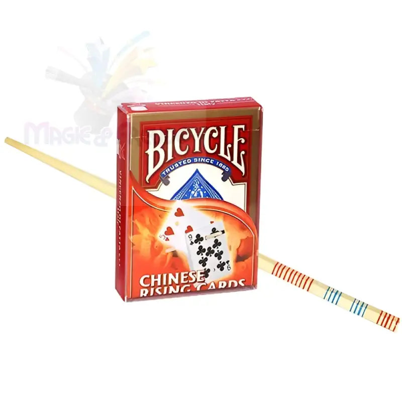 Eine rote Schachtel mit Bicycle ’Chinese Rising Cards’ Spielkarten mit einem Paar Essstäbchen.