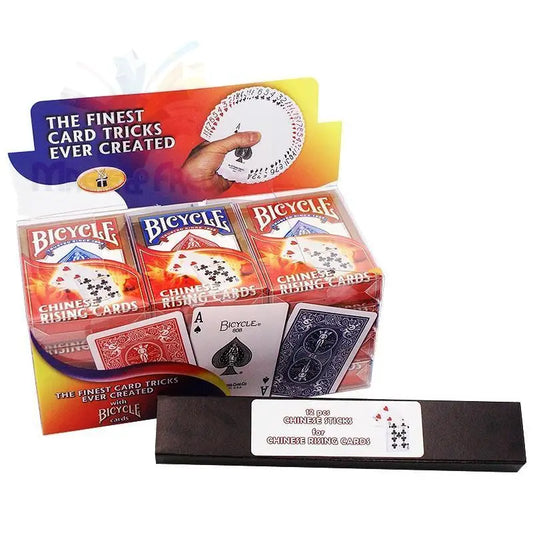 Eine Display-Box mit mehreren Decks von Bicycle Chinese Rising Cards, mit einem Anleitungsheft für Kartentricks.