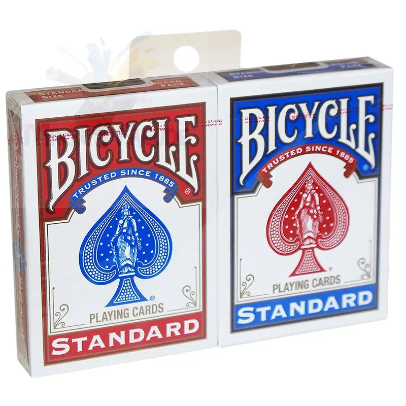 Ein Zweierpack Bicycle-Spielkarten, eine rote und eine blaue.