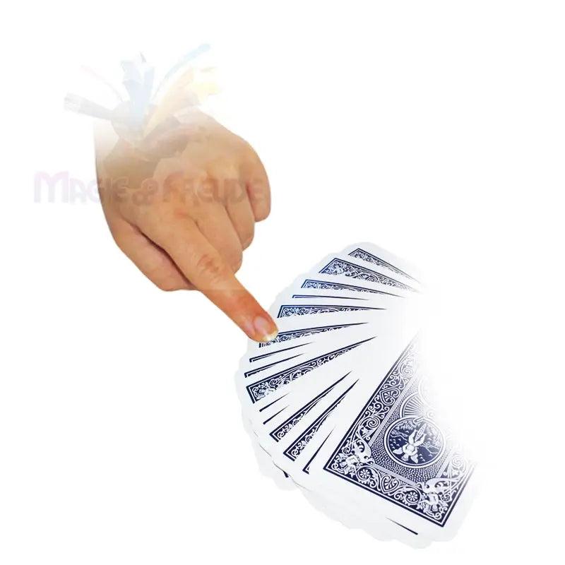 Eine Hand, die auf einen gefächerten Stapel Spielkarten mit blauem Rücken zeigt.