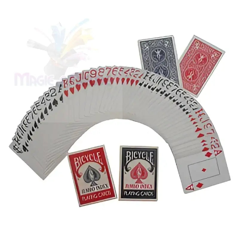 Ein gefächertes Spielkartenset mit zwei Einzelkarten und zwei Kartenboxen.