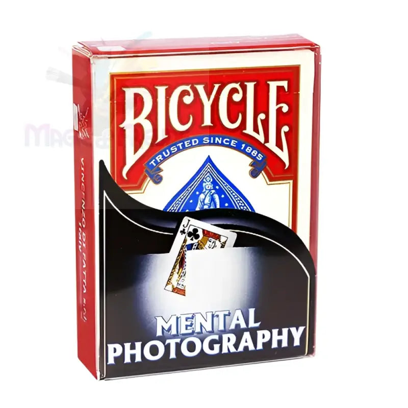 Ein Spielkartensatz der Marke Bicycle in einer rot-weißen Tuck-Box, auf der ein Zaubertrick namens ’Mental Photography’ abgebildet ist.