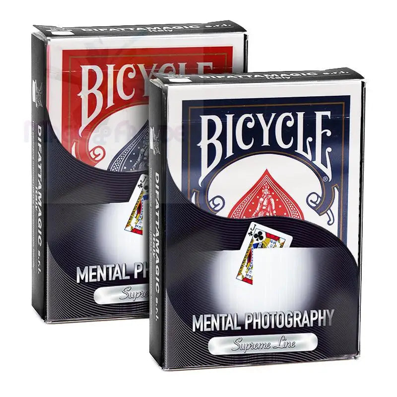 Zwei verpackte Decks von Bicycle-Spielkarten, eine rote und eine blaue, die für ’Mental Photography’-Tricks entwickelt wurden.