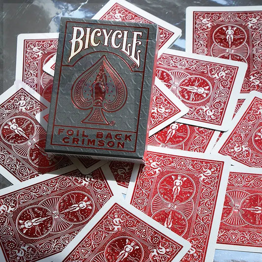 Ein Kartenspiel von Bicycle mit einer purpurroten Folienrückseite.