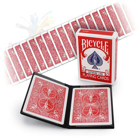 Ein Satz Spielkarten mit roter Rückseite, bestehend aus einem gefächerten Kartenspiel, einer Kartenbox und zwei Karten in einem Halter.