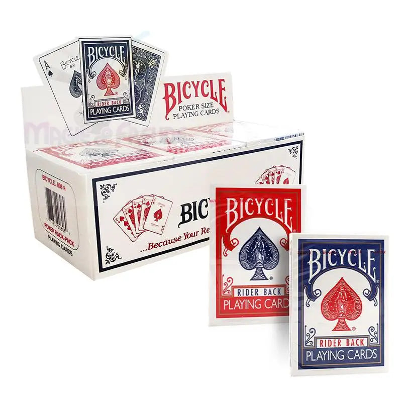 Eine Display-Box mit Bicycle-Spielkarten, einschließlich einzelner roter und blauer Decks.