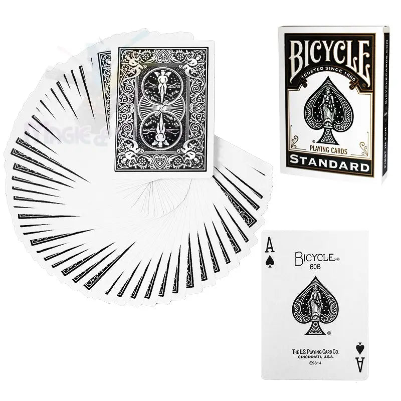 Ein Satz Bicycle-Spielkarten, der so aufgefächert ist, dass die Rückseiten zu sehen sind und das Pik-As und die Kartenbox sichtbar sind.