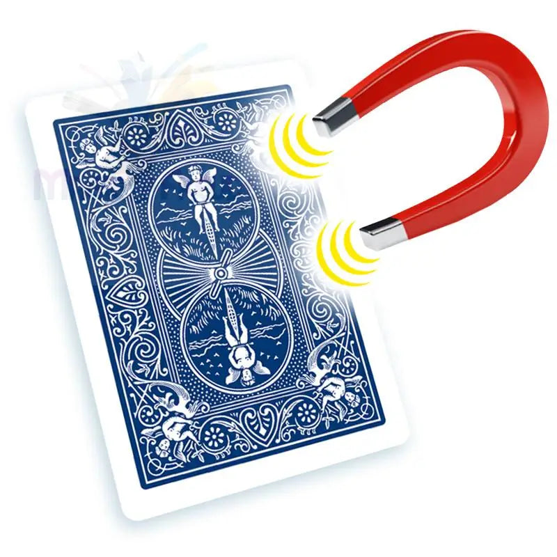 Eine blaue Spielkarte mit einem dekorativen Rückseitendesign, die von einem roten Hufeisenmagneten mit leuchtenden gelben Enden gezogen wird.