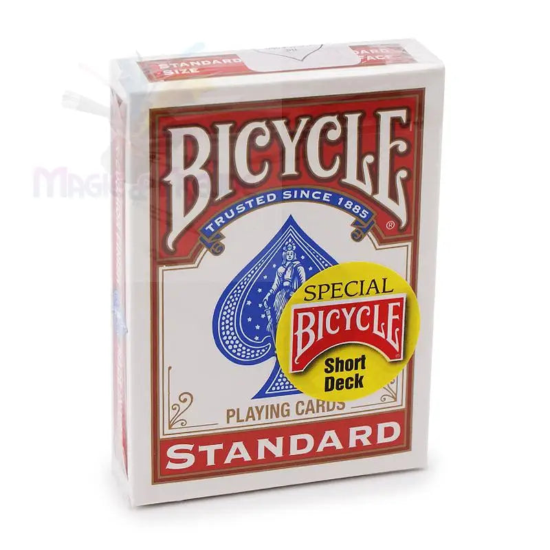 Ein Kartenspiel von Bicycle in Standardgröße in einer weiß-roten Schachtel, die ausdrücklich als ’Short Deck’-Version gekennzeichnet ist.