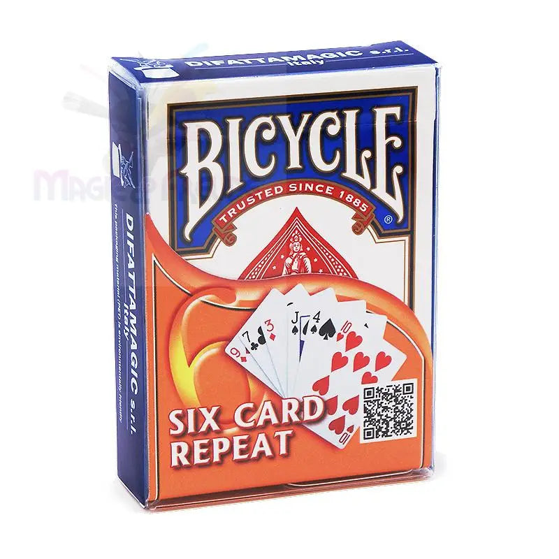 Ein Kartenspiel von Bicycle in einem durchsichtigen Plastiketui mit einem orange-weißen Design und dem Text ’SIX CARD REPEAT’.