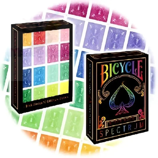 Zwei Decks mit Spielkarten der Marke Bicycle, eines mit einem regenbogenfarbenen ’Spectrum’-Design und das andere mit einem Raster aus mehrfarbigen Kartenrückseiten.