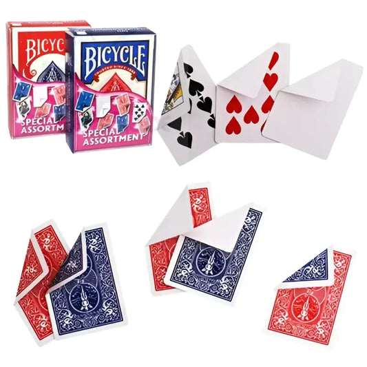 Eine Sammlung von Bicycle-Spielkartendecks und verschiedenen gefächerten und gefalteten Trickkarten.
