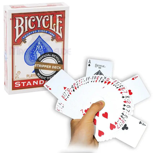 Ein neuer Satz Spielkarten der Marke Bicycle mit der Aufschrift ’Stripper Deck’ wird in einer Hand aufgefächert.