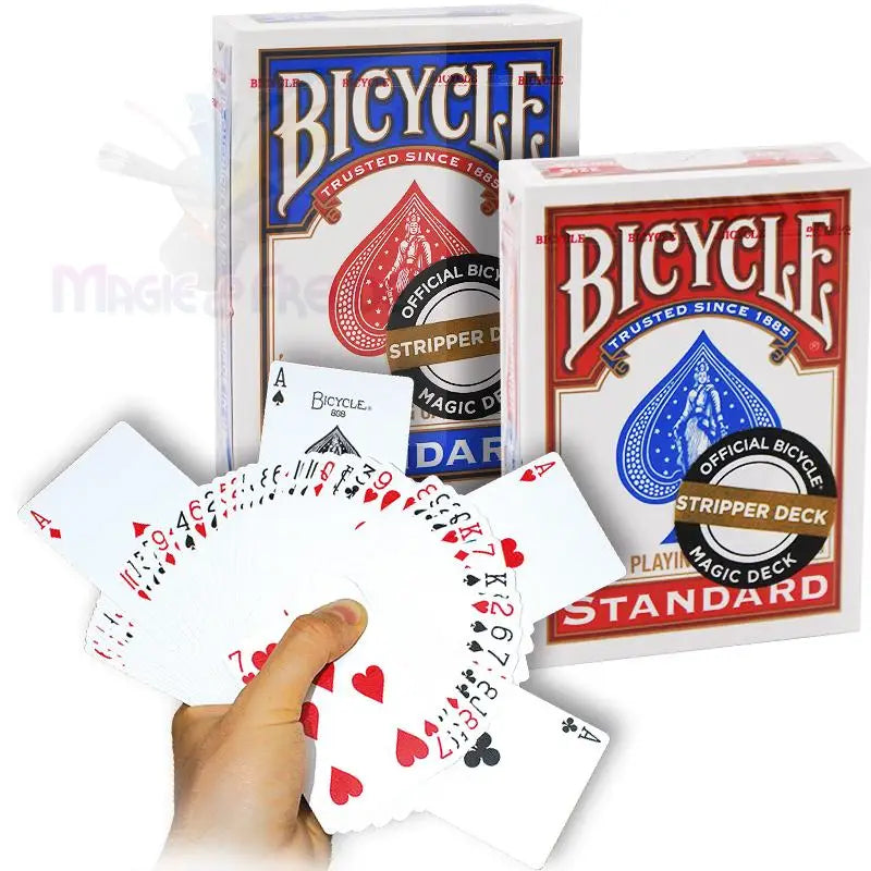 Zwei Spielkartensets der Marke Bicycle, ein blaues und ein rotes, mit einer Hand, die ein Kartenspiel auffächert.