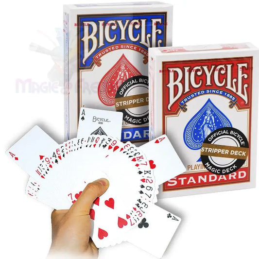 Zwei Spielkartensets der Marke Bicycle, ein blaues und ein rotes, mit einer Hand, die ein Kartenspiel auffächert.