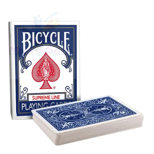 Ein Satz blauer Bicycle-Spielkarten, eine in der Schachtel und eine aufgefächert.