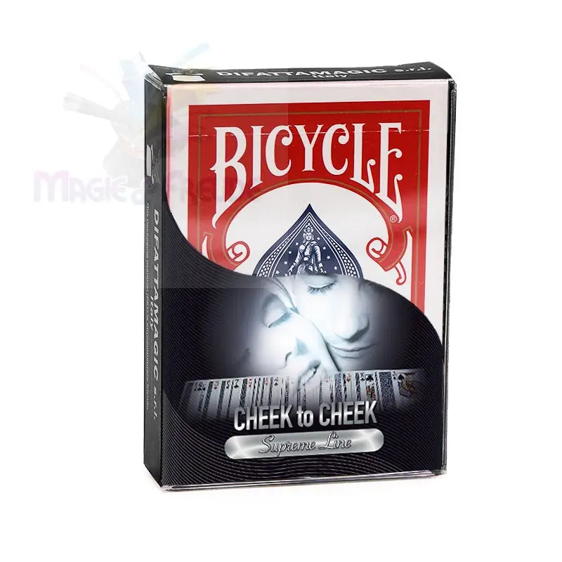 Ein rot-schwarzes Bicycle-Spielkartenspiel mit dem Branding ’Cheek to Cheek’.