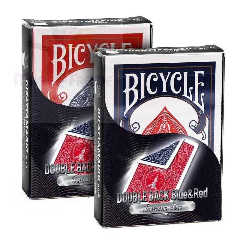 Zwei Decks mit ’Double Back’ Bicycle Spielkarten, eine rot und eine blau.