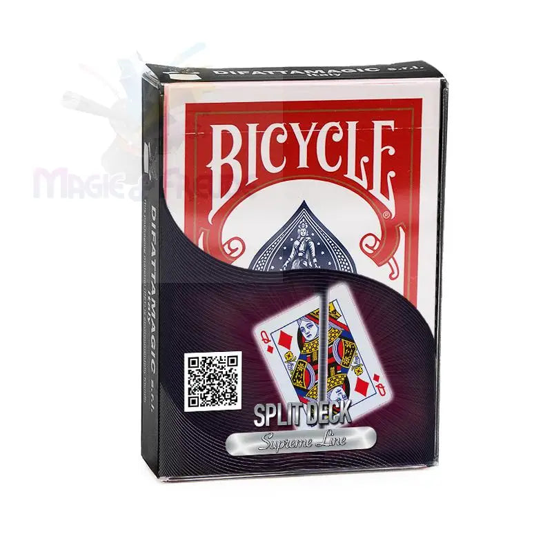 Ein neuartiges Spiel mit Bicycle-Spielkarten, die geteilt sind, um ein einzigartiges Kartendesign zu zeigen.