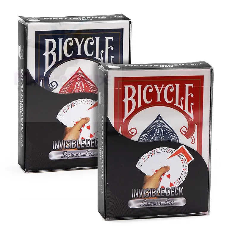 Zwei ’Invisible Deck’-Zaubertricksets der Marke Bicycle, eines mit einer blauen und eines mit einer roten Kartenschachtel.