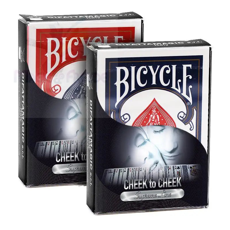 Zwei verpackte Decks von Spielkarten der Marke ’Bicycle’, eines rot und eines blau, mit der Aufschrift ’Cheek to Cheek Supreme Line’ auf der Unterseite.