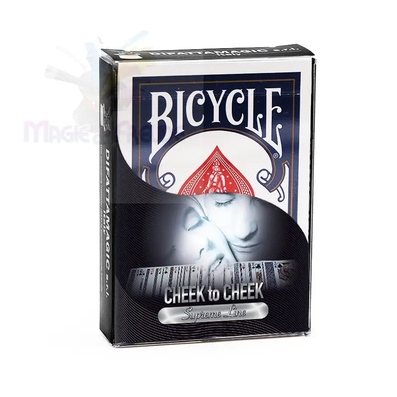 Ein Spielkartenset der Marke Bicycle in einer dunkelblauen Tuck-Box mit dem Design ’CHEEK to CHEEK Supreme Line’ mit zwei Seiten.