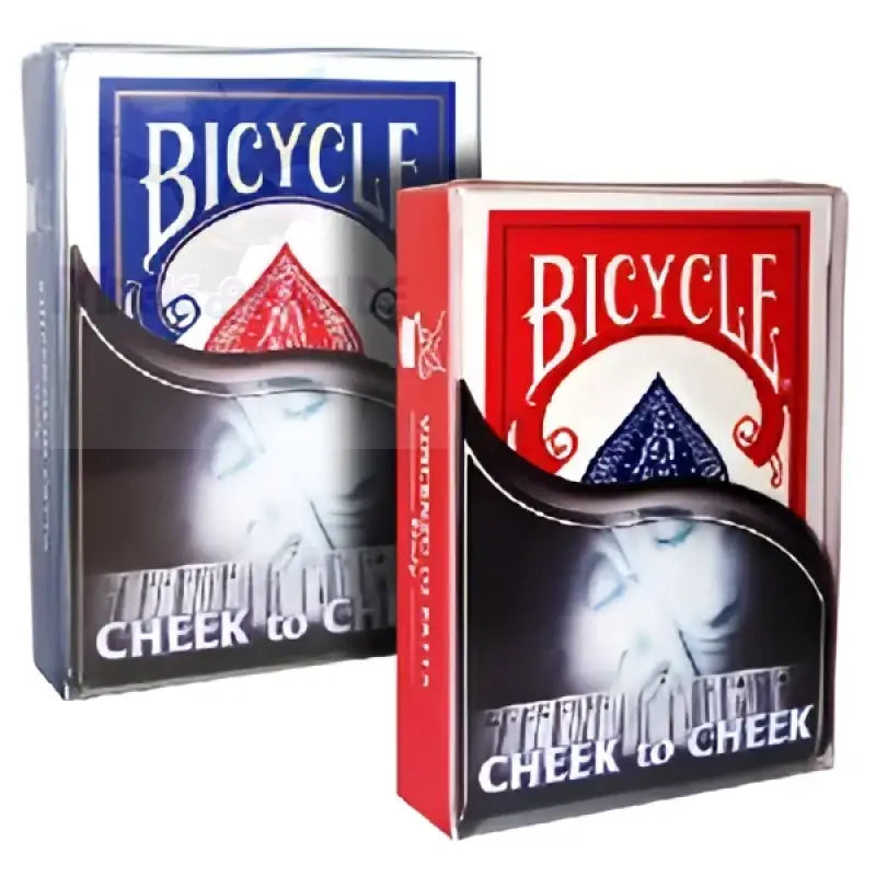 Zwei Sätze Bicycle-Spielkarten, jeweils mit einer ’Cheek to Cheek’-Trickkomponente.