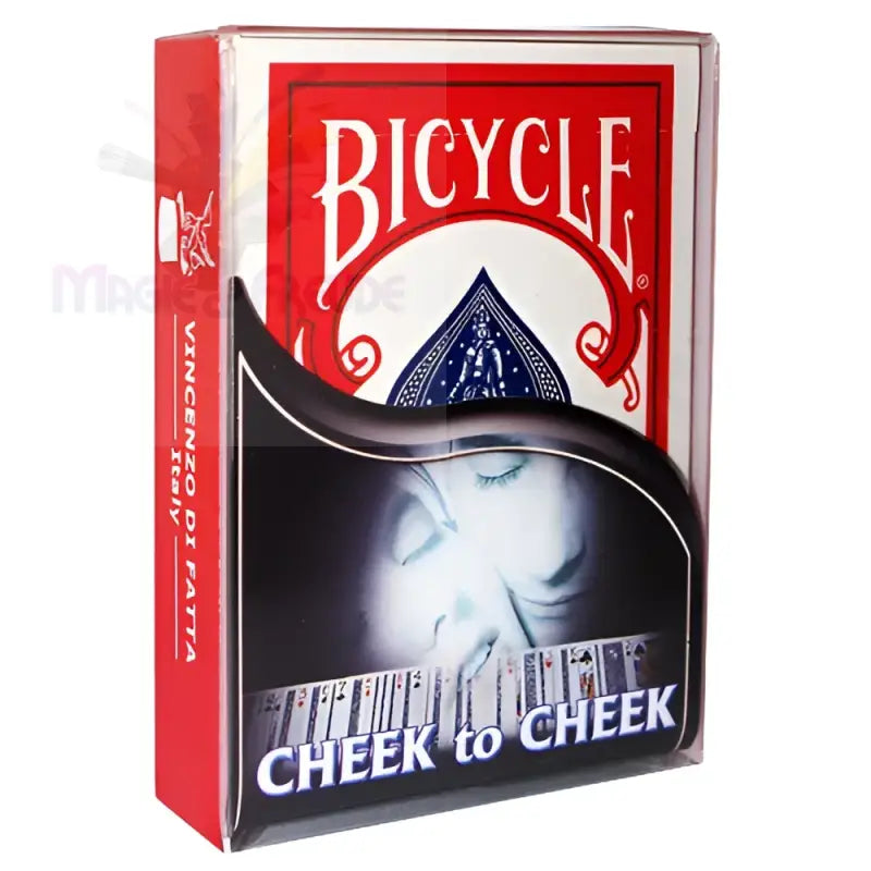 Eine rote Schachtel mit Bicycle-Spielkarten, verpackt mit einem ’Cheek to Cheek’-Zaubertrick, der ein klares Display mit einer Grafik von Gesichtern und Karten zeigt.