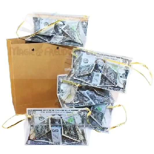 Eine braune Papiertüte, gefüllt mit durchsichtigen Beuteln mit Spielgeld.