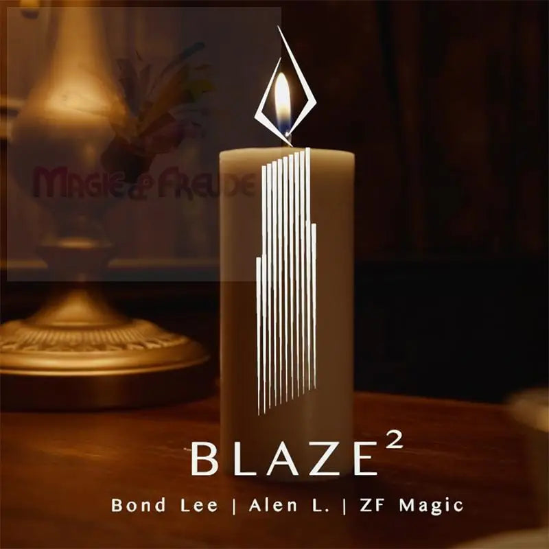 Eine hohe, hellbraune Stumpenkerze mit einem modernen, geometrischen, weißen Design und einer stilisierten Flamme.