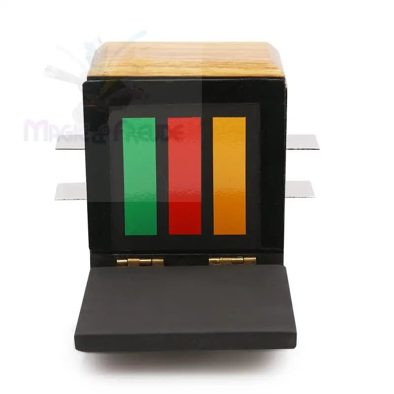 Eine schwarze Holzkiste mit drei farbigen Tafeln (grün, rot und orange) und einer aufklappbaren Frontklappe.