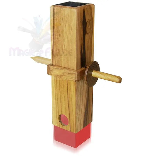 Ein hölzernes Zaubertrickrequisit mit abnehmbarem rotem Sockel und zwei durchgehenden Holzdübeln.