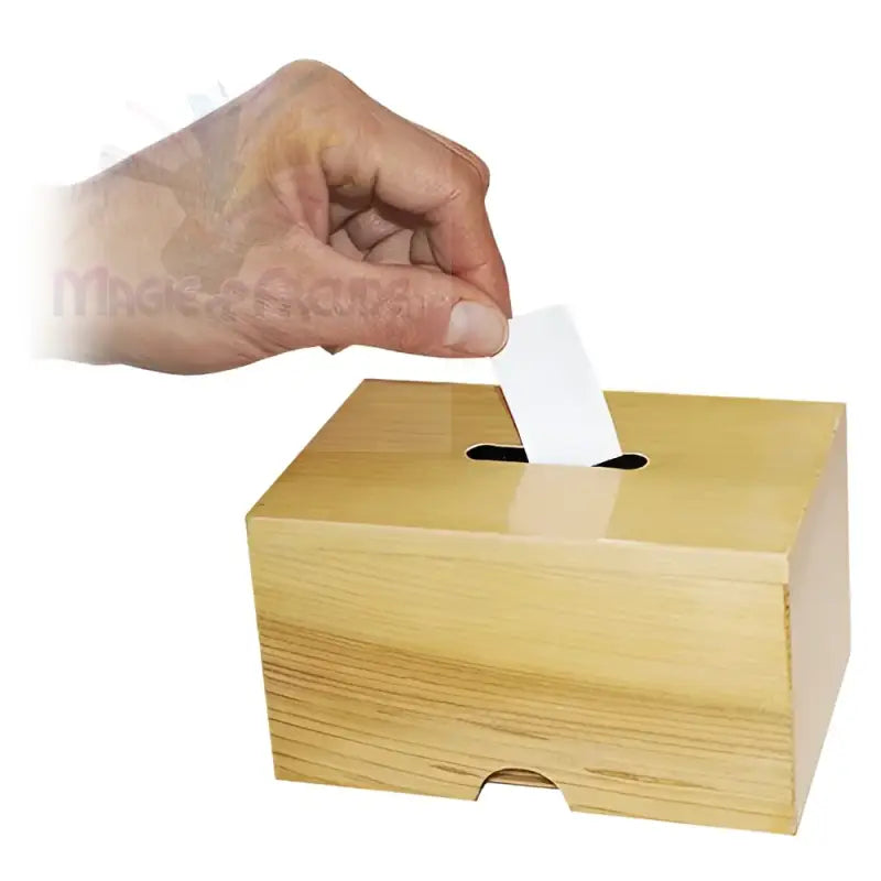 Ein Holzkästchen mit einem Schlitz zum Einlegen von Papieren, das von einer Person mit der Hand gehalten wird.