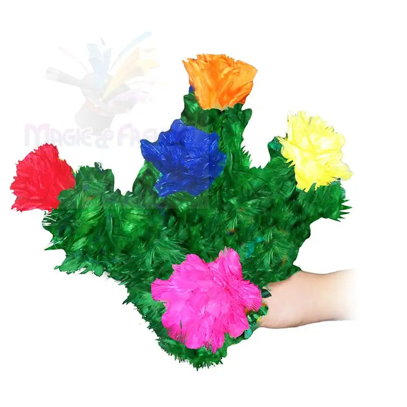 Eine grüne Federboa mit fünf bunten Federblumen (rot, orange, blau, gelb und rosa), die von einer Hand gehalten wird.