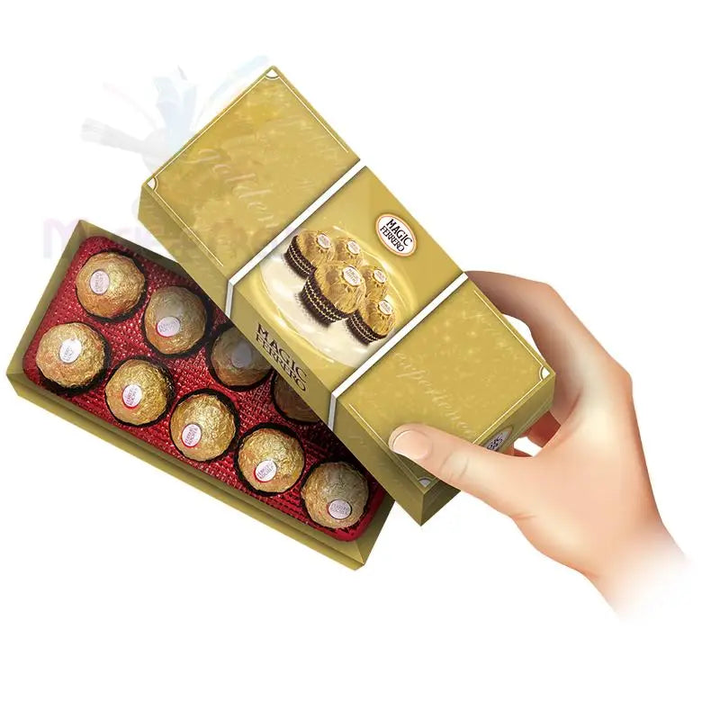 Eine goldene Pralinenschachtel wird von einer Hand gehalten.
