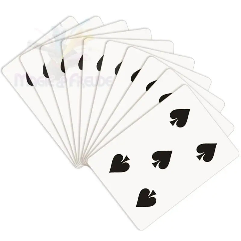 Ein aufgefächertes Blatt mit weißen Spielkarten und schwarzen Pik-Symbolen.