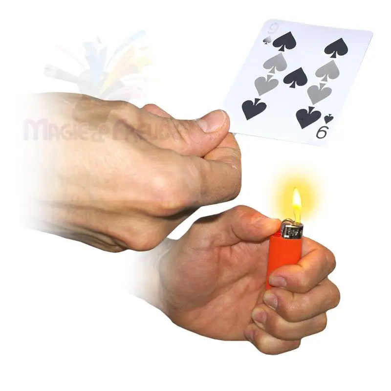 Die Hände halten eine Spielkarte und ein brennendes Feuerzeug.