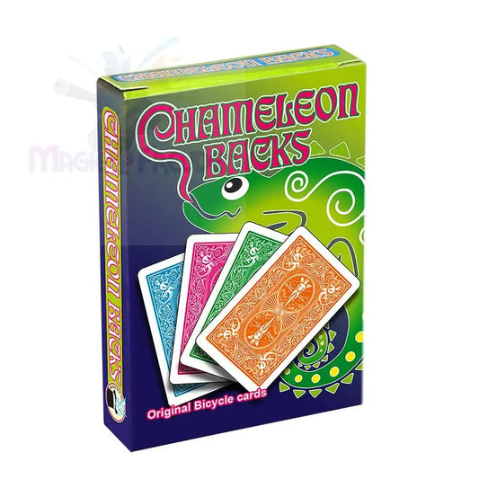 Ein Spielkartenset in einer farbenfrohen Schachtel, mit einem Chamäleon und mehreren Kartenrückseiten.