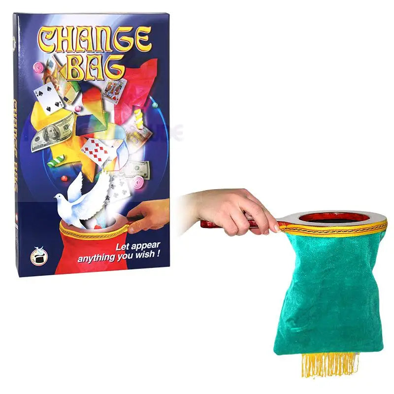 Eine magische ’Change Bag’-Requisite, bestehend aus einer bunten Schachtel mit Illustrationen von Zaubertricks und einer blaugrünen Samttasche mit Griff.