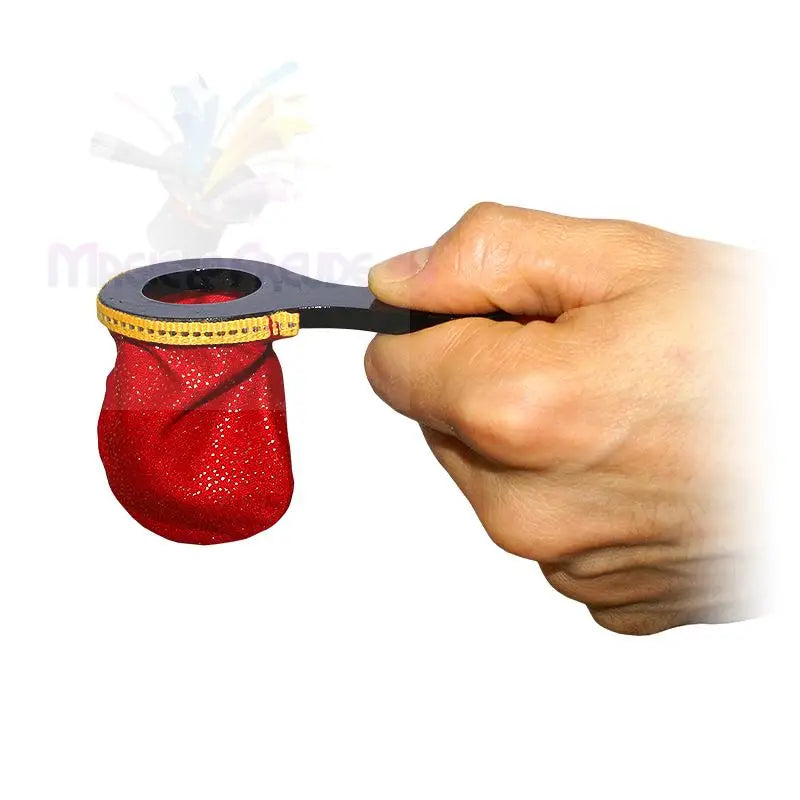 Eine Hand hält einen schwarzen Griff mit einem roten, strukturierten Beutel, der an einer runden Öffnung befestigt ist.